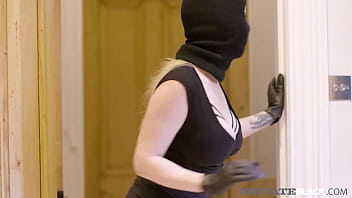 Молоденькая украинская потаскушка отдаётся другу массажисту