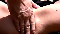 Обалденная молодая брюнетка с упругими дойками онанирует писю пальцами