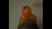 Лесбиянка с бусами на теле облизывает вульву подруги в белоснежной ванной